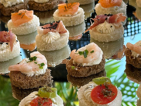 Canapés - Vienen mixtos con base de pan, tacitas, masa hojaldre y distintos rellenos
