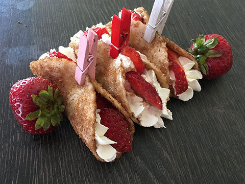 Cinnamon Tacos - tortilla bañada en canela rellena de crema y fruta