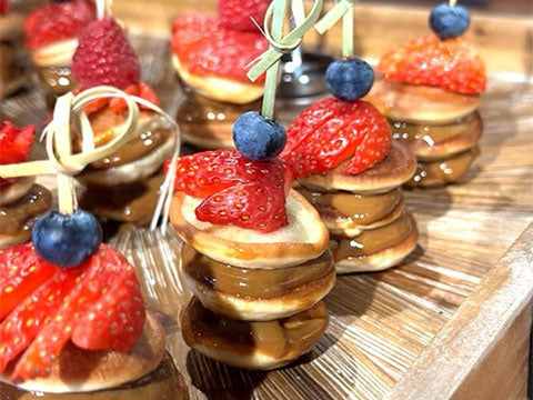 Mini Brochetas de Panqueques Rellenos