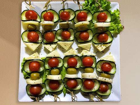 Brochetas de vegetales, tomate cherry, pepino, aceituna y queso