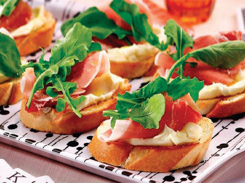 Brusquetas - tapas con diferentes panes tostados