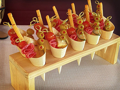 Conos de Charcutería, mix de cherry, salame, aceitunas, quesos y grisinis